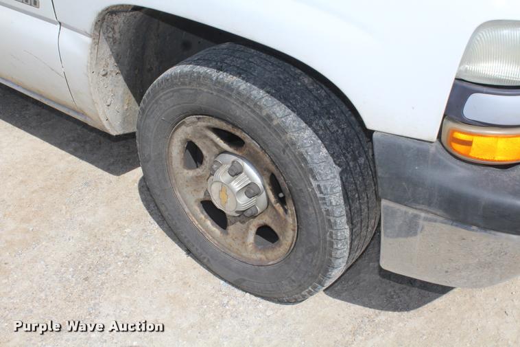 image for item K5808 2001 Chevrolet Silverado 1500 pickup truck