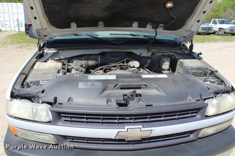 image for item K5808 2001 Chevrolet Silverado 1500 pickup truck