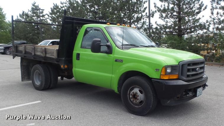 image for item K7660 2001 Ford F350 Super Duty XL flatbed pickup truck