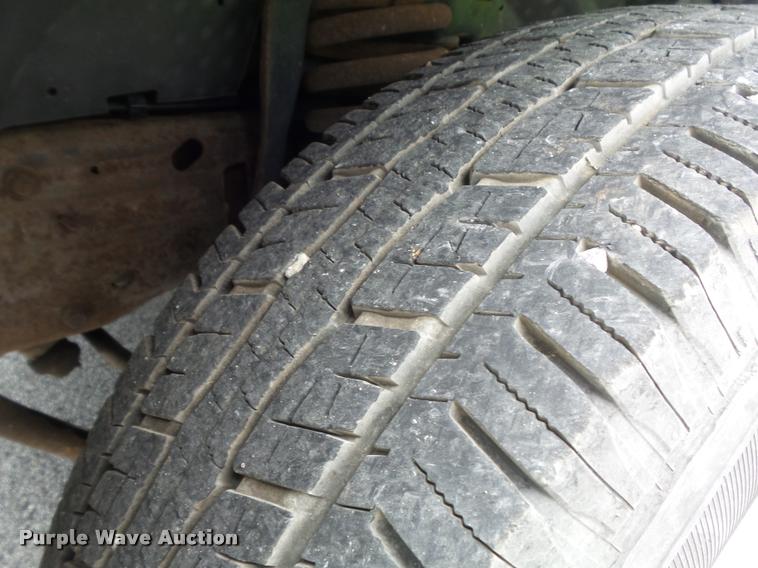 image for item K7660 2001 Ford F350 Super Duty XL flatbed pickup truck