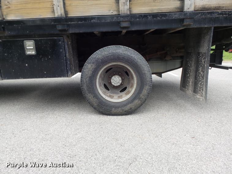 image for item K7660 2001 Ford F350 Super Duty XL flatbed pickup truck