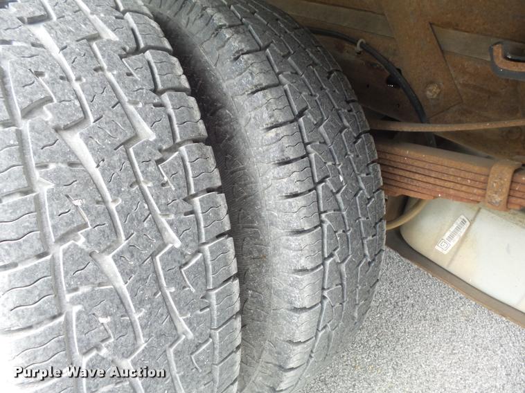 image for item K7660 2001 Ford F350 Super Duty XL flatbed pickup truck