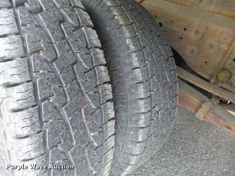 image for item K7660 2001 Ford F350 Super Duty XL flatbed pickup truck