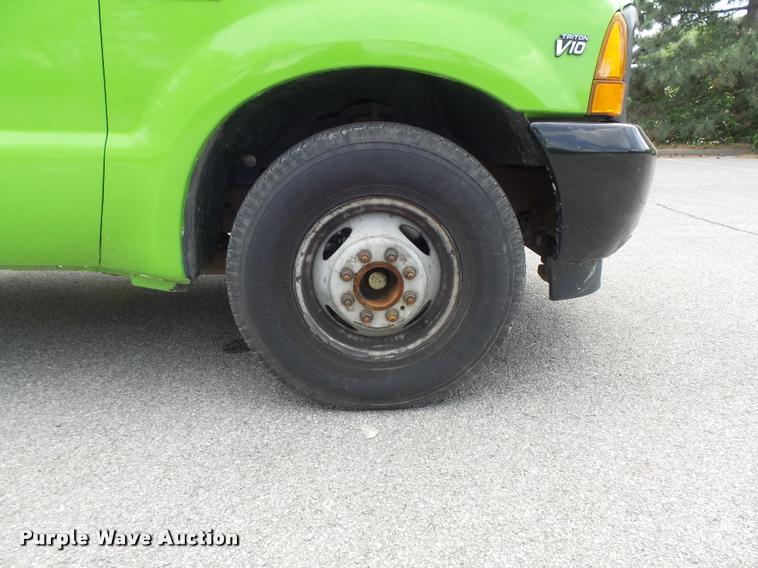 image for item K7660 2001 Ford F350 Super Duty XL flatbed pickup truck