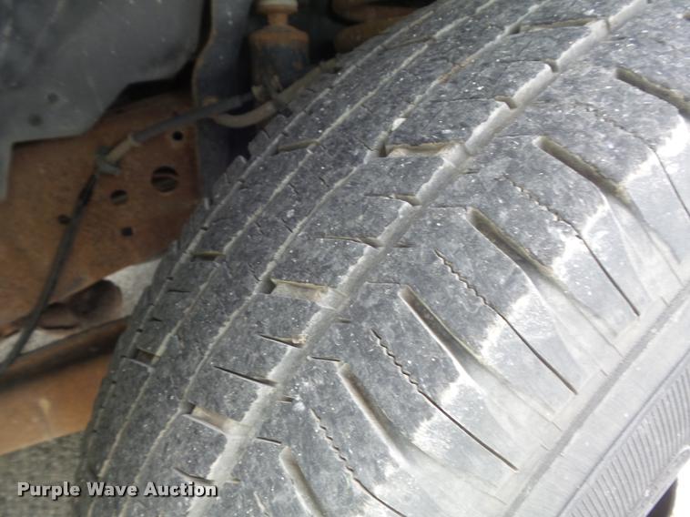 image for item K7660 2001 Ford F350 Super Duty XL flatbed pickup truck