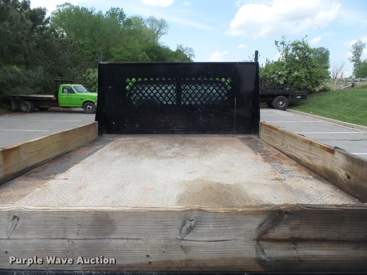 image for item K7660 2001 Ford F350 Super Duty XL flatbed pickup truck