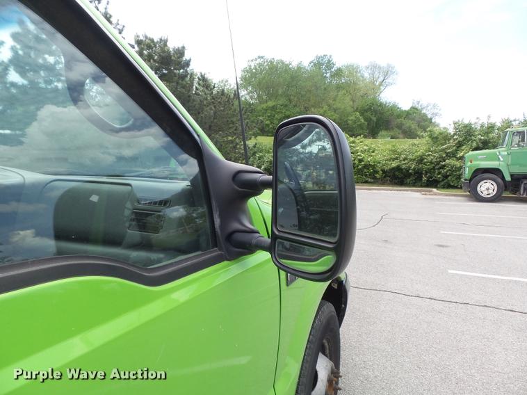 image for item K7660 2001 Ford F350 Super Duty XL flatbed pickup truck