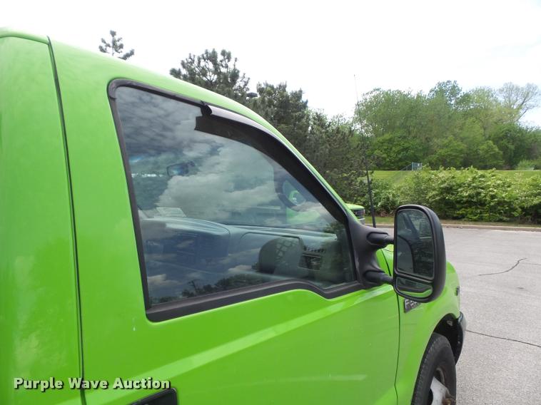 image for item K7660 2001 Ford F350 Super Duty XL flatbed pickup truck