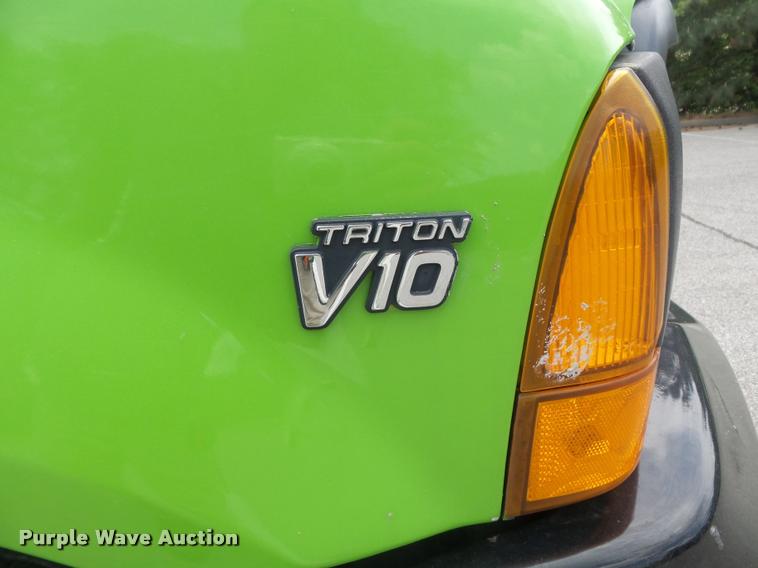 image for item K7660 2001 Ford F350 Super Duty XL flatbed pickup truck