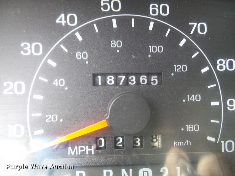 image for item K7660 2001 Ford F350 Super Duty XL flatbed pickup truck