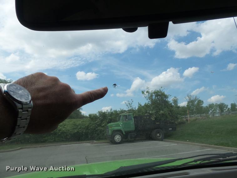 image for item K7660 2001 Ford F350 Super Duty XL flatbed pickup truck