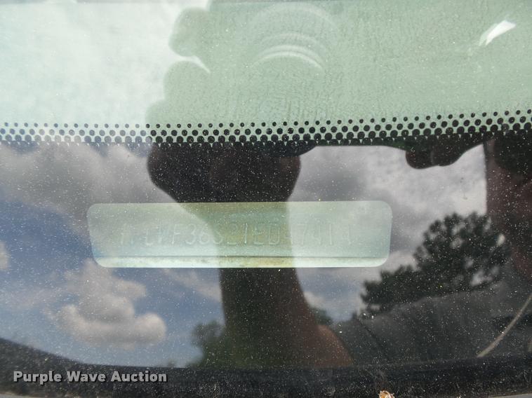 image for item K7660 2001 Ford F350 Super Duty XL flatbed pickup truck