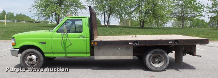 image for item K7661 1997 Ford F350 XL flatbed pickup truck