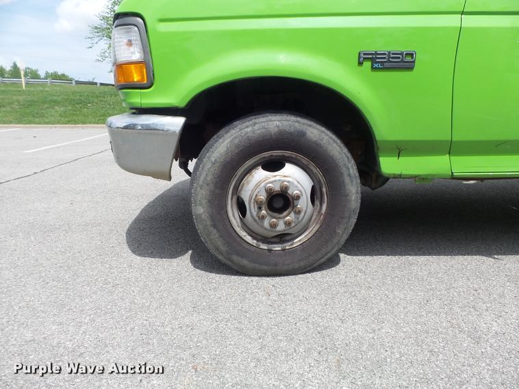 image for item K7661 1997 Ford F350 XL flatbed pickup truck