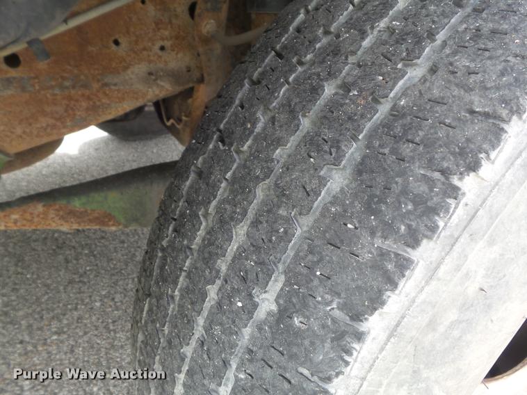 image for item K7661 1997 Ford F350 XL flatbed pickup truck