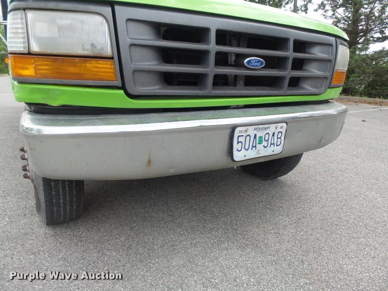 image for item K7661 1997 Ford F350 XL flatbed pickup truck