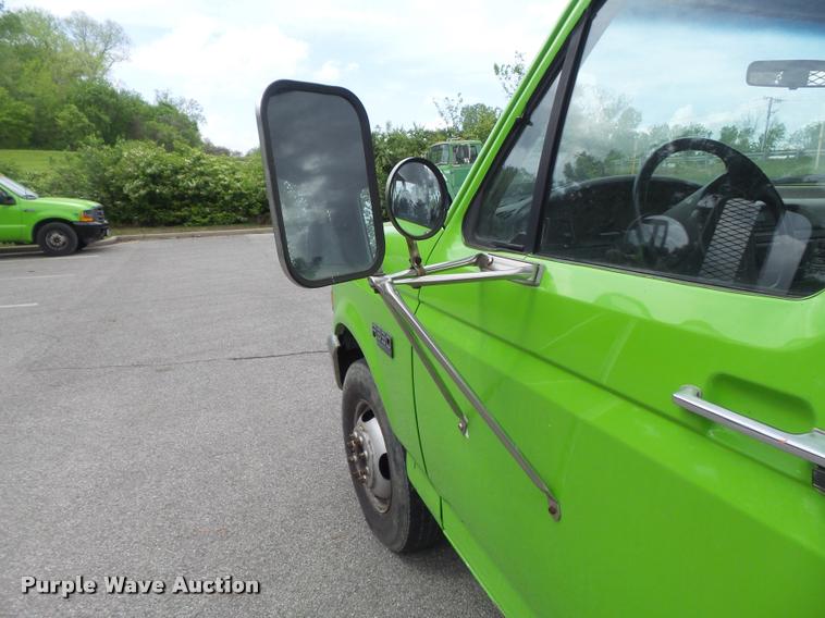 image for item K7661 1997 Ford F350 XL flatbed pickup truck