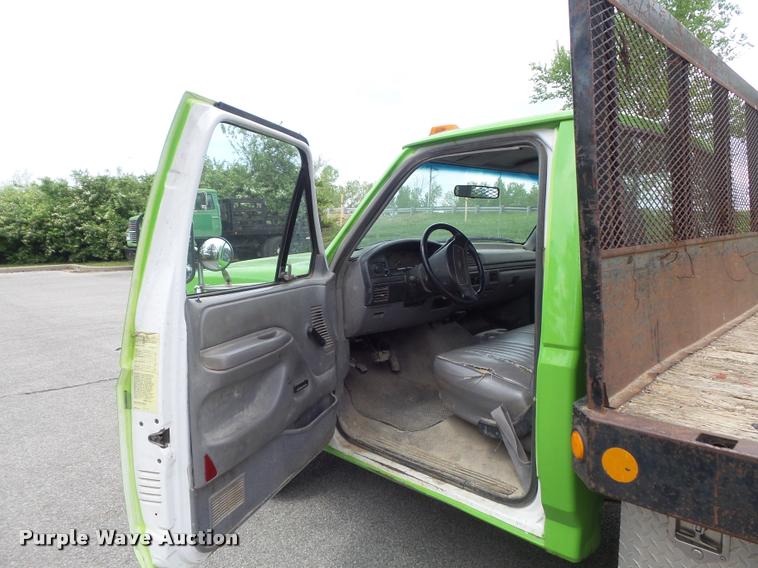 image for item K7661 1997 Ford F350 XL flatbed pickup truck