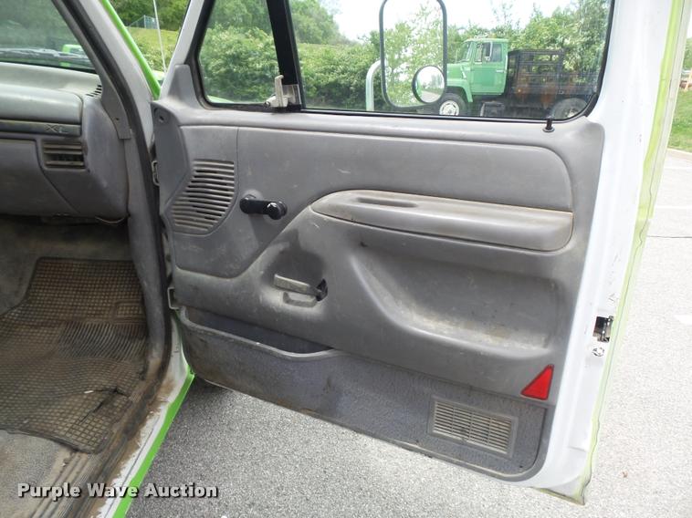 image for item K7661 1997 Ford F350 XL flatbed pickup truck