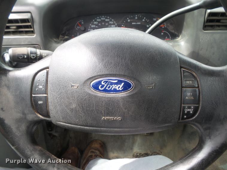 image for item K7662 2003 Ford F250 Super Duty pickup truck