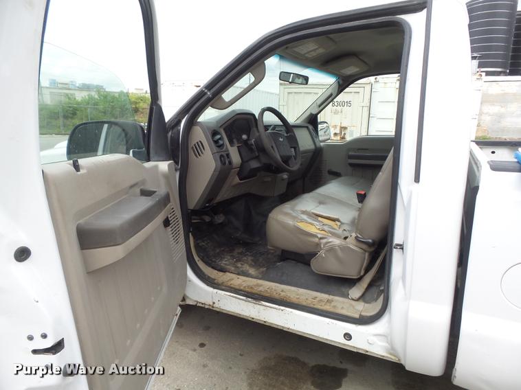 image for item K7663 2008 Ford F250 Super Duty XL pickup truck