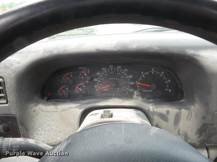 image for item K7664 2001 Ford F250 Super Duty XL pickup truck