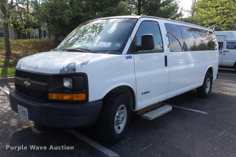 image for item K7667 2003 Chevrolet Express 3500 Extended van