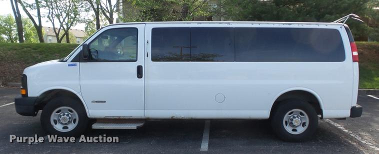 image for item K7667 2003 Chevrolet Express 3500 Extended van