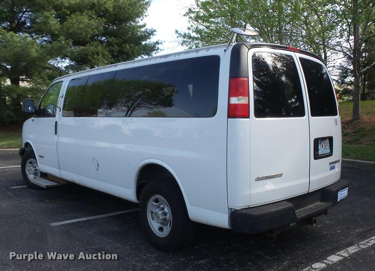 image for item K7667 2003 Chevrolet Express 3500 Extended van