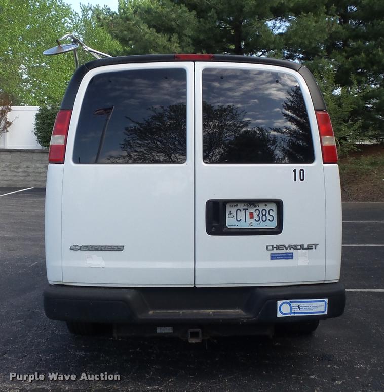image for item K7667 2003 Chevrolet Express 3500 Extended van