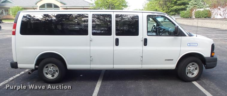 image for item K7667 2003 Chevrolet Express 3500 Extended van