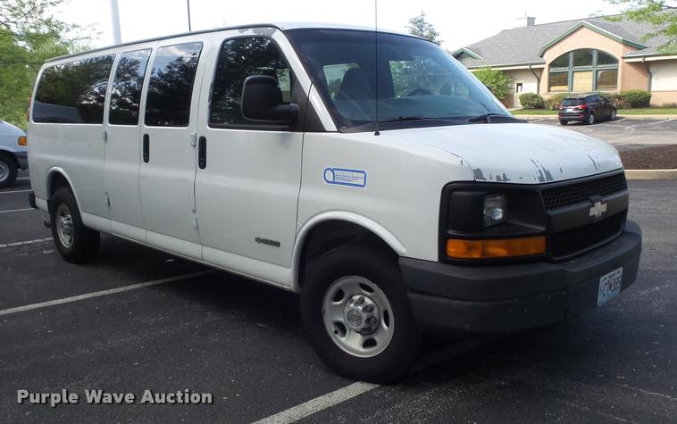 image for item K7667 2003 Chevrolet Express 3500 Extended van