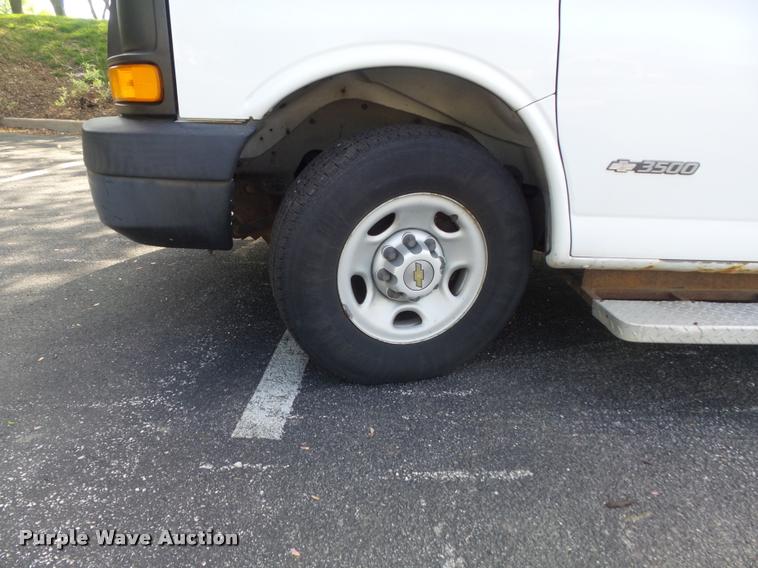 image for item K7667 2003 Chevrolet Express 3500 Extended van