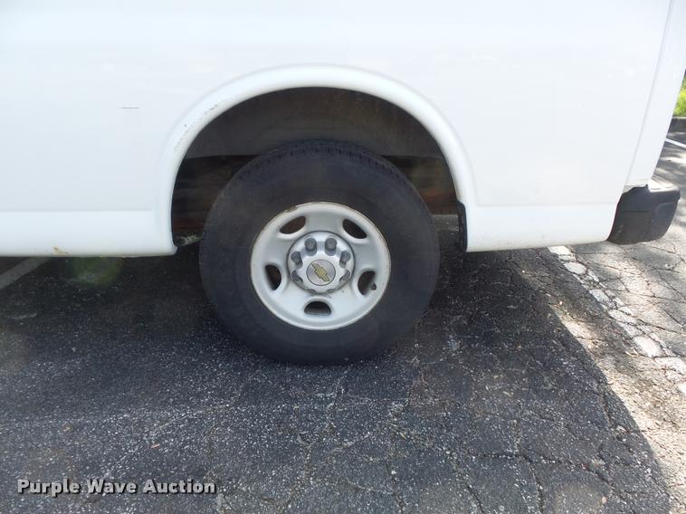 image for item K7667 2003 Chevrolet Express 3500 Extended van