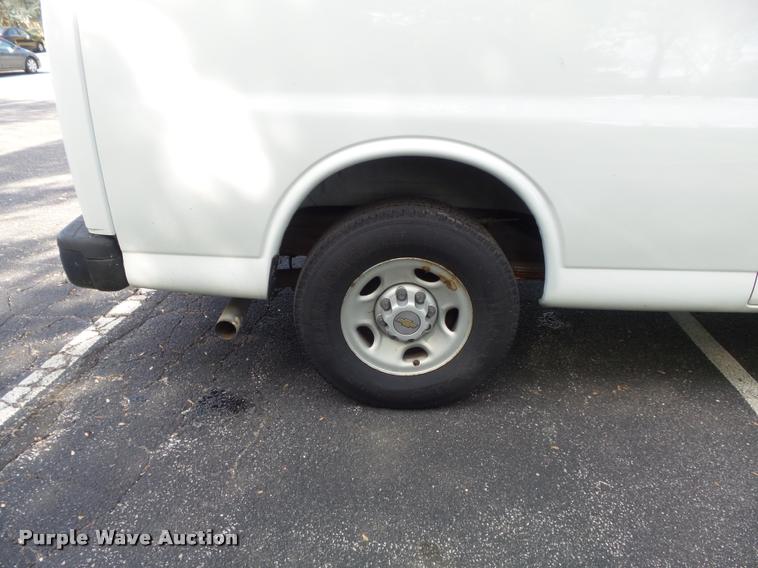 image for item K7667 2003 Chevrolet Express 3500 Extended van