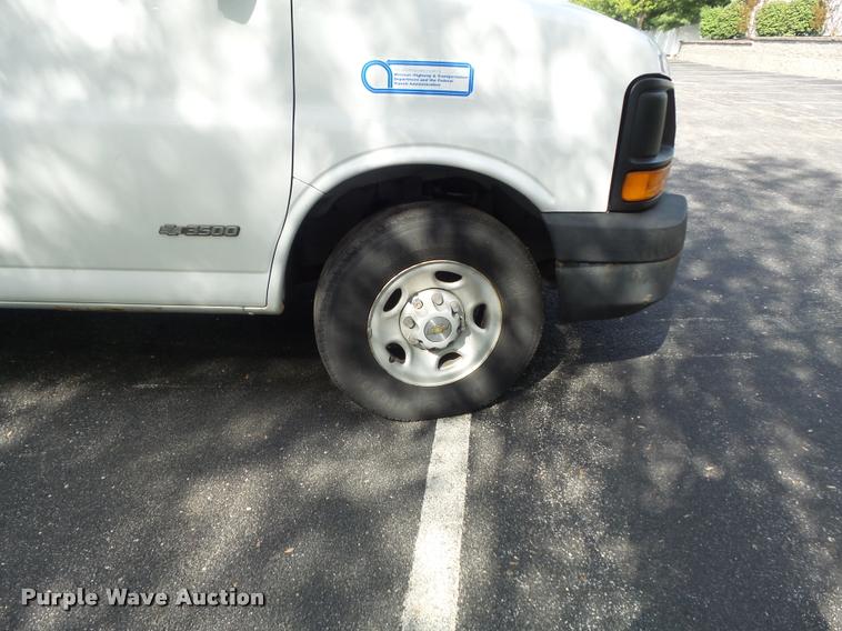 image for item K7667 2003 Chevrolet Express 3500 Extended van
