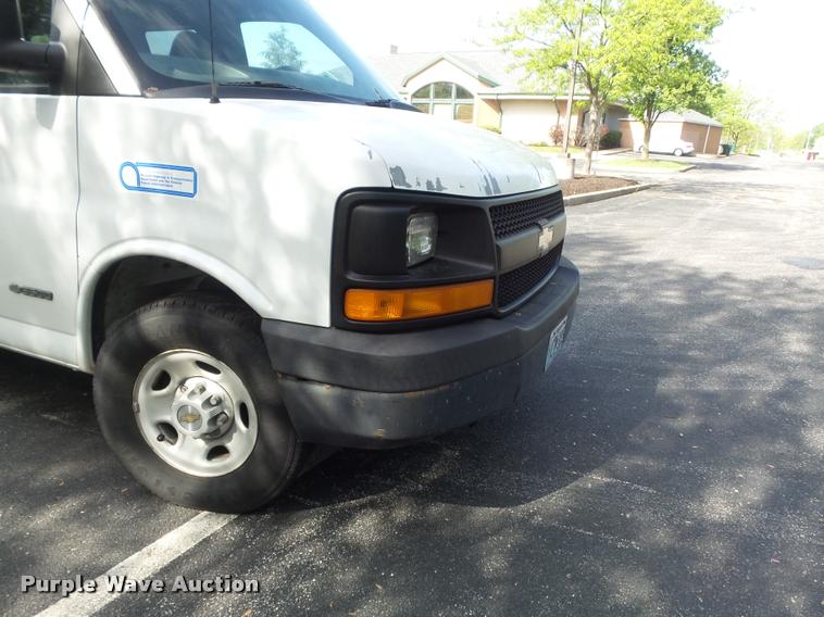 image for item K7667 2003 Chevrolet Express 3500 Extended van