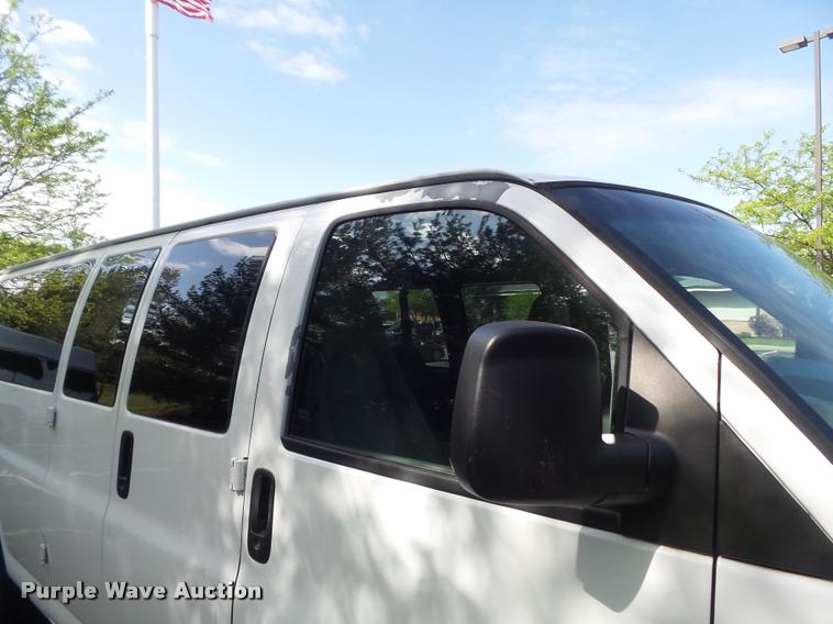 image for item K7667 2003 Chevrolet Express 3500 Extended van