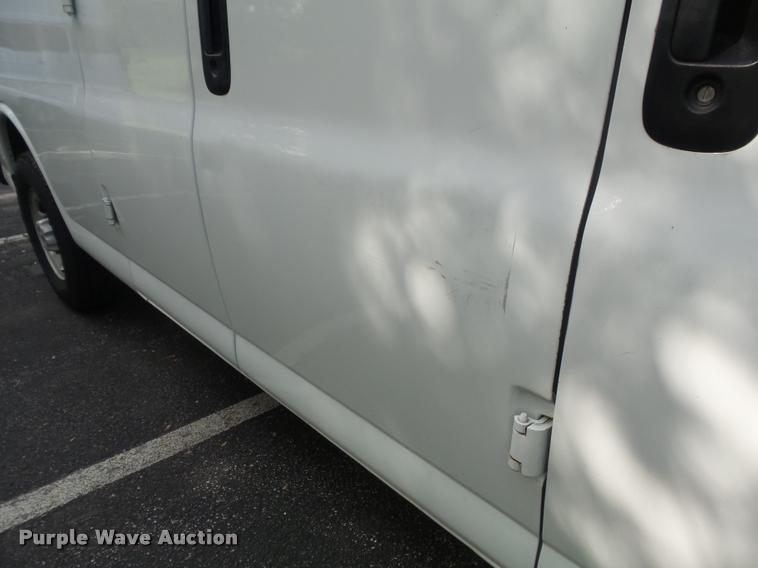image for item K7667 2003 Chevrolet Express 3500 Extended van