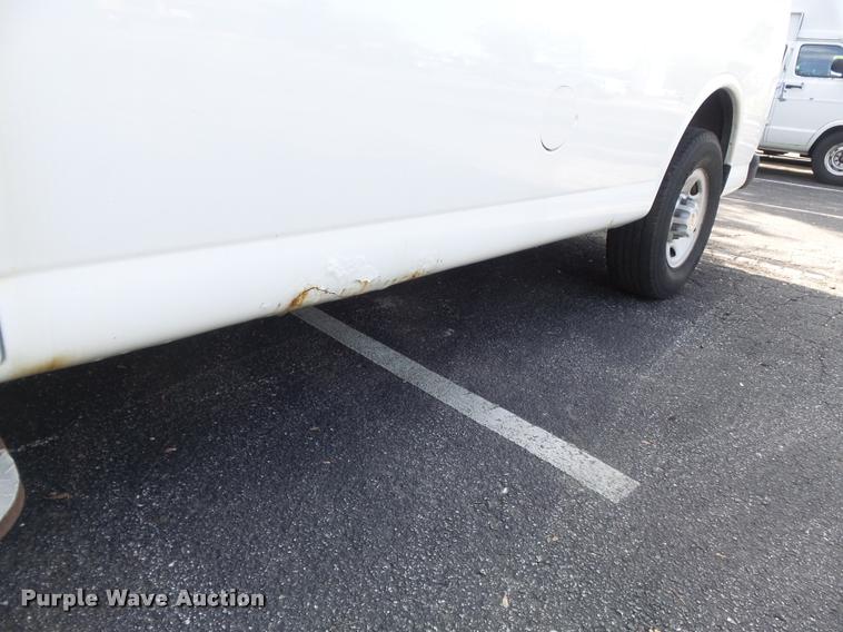 image for item K7667 2003 Chevrolet Express 3500 Extended van