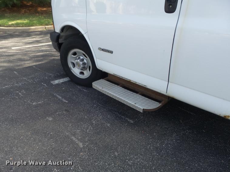 image for item K7667 2003 Chevrolet Express 3500 Extended van