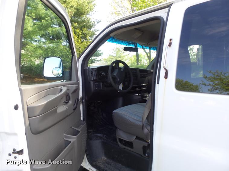 image for item K7667 2003 Chevrolet Express 3500 Extended van