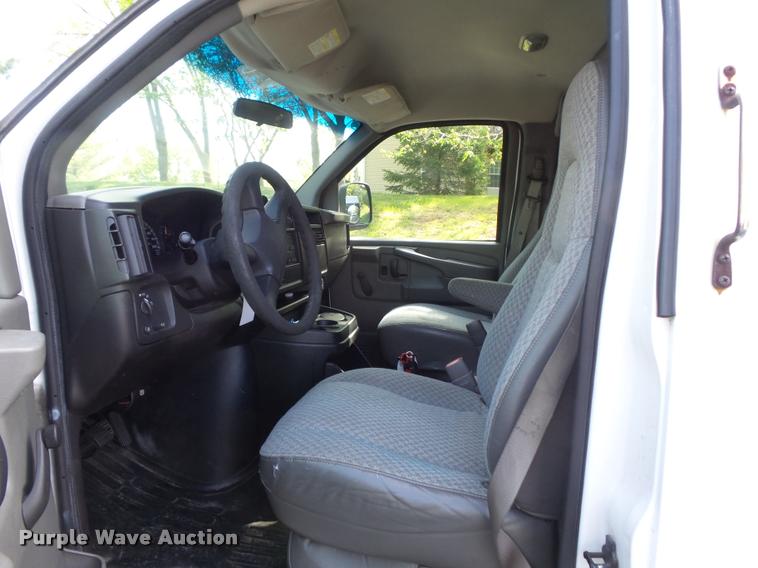 image for item K7667 2003 Chevrolet Express 3500 Extended van