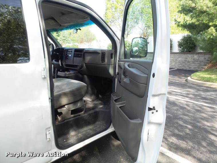 image for item K7667 2003 Chevrolet Express 3500 Extended van