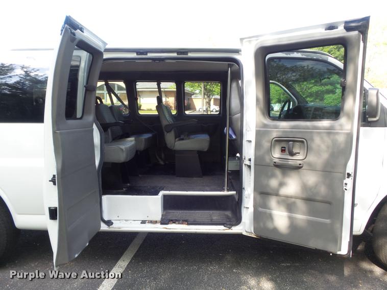image for item K7667 2003 Chevrolet Express 3500 Extended van
