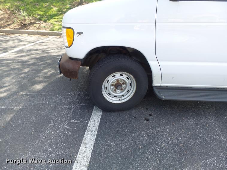 image for item K7668 2001 Ford Econoline E150 XL van