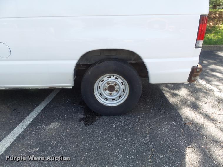 image for item K7668 2001 Ford Econoline E150 XL van