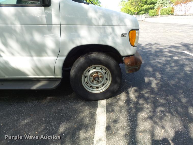 image for item K7668 2001 Ford Econoline E150 XL van