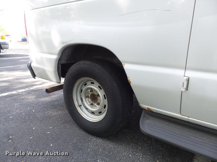 image for item K7668 2001 Ford Econoline E150 XL van