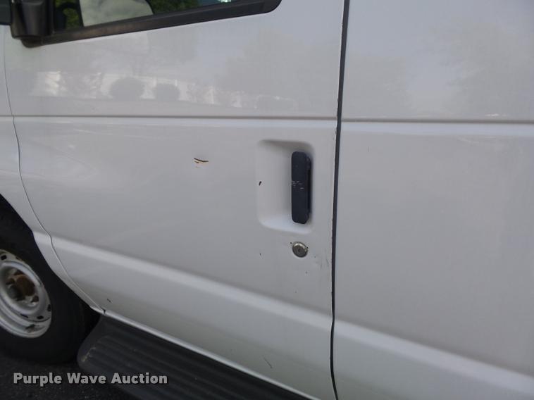 image for item K7668 2001 Ford Econoline E150 XL van